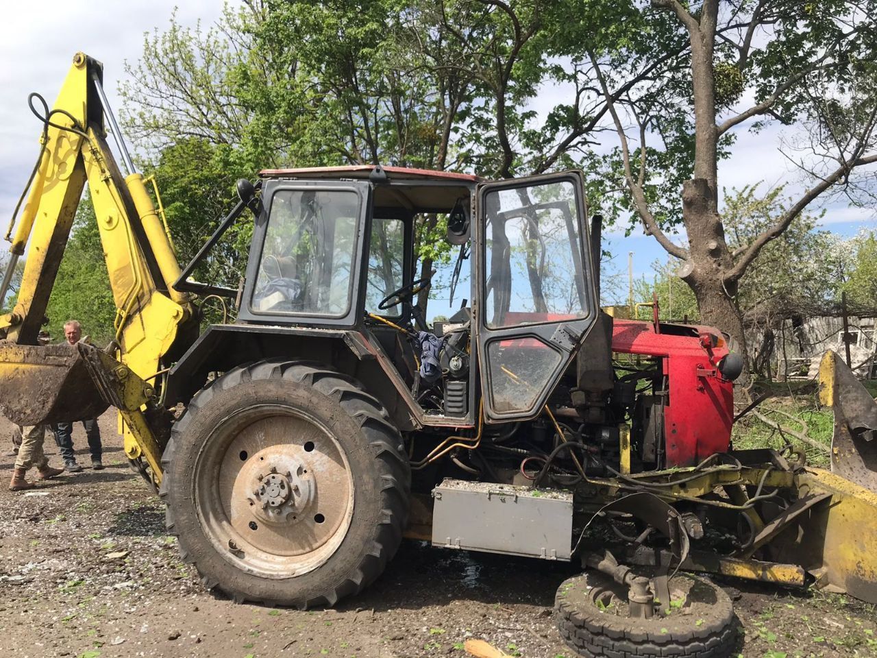 В Тростянце возле больницы на мине подорвался трактор: мужчина получил контузию В Тростянце возле больницы на мине подорвался трактор: мужчина получил контузию