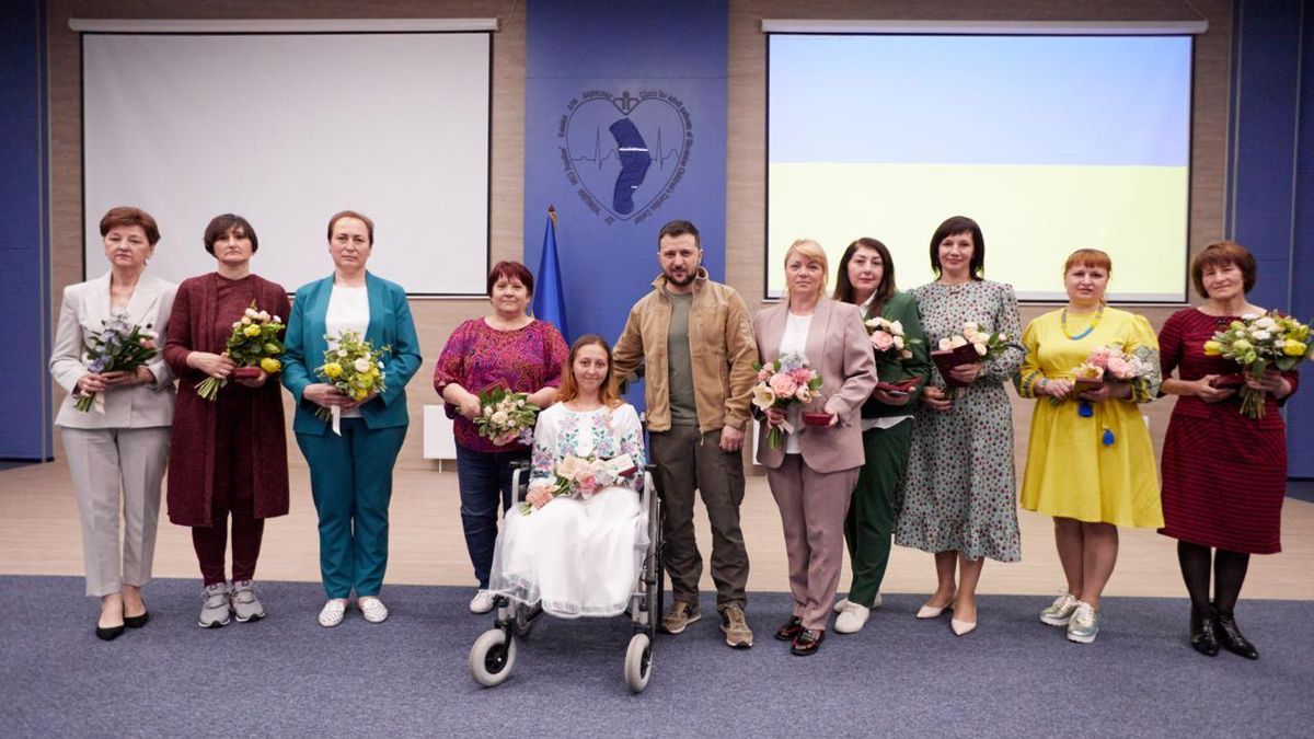 Зеленский наградил медсестер, которые героически спасают людей во время войны