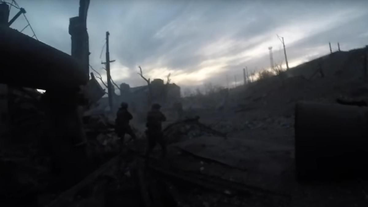 В умовах повного оточення та нестачі боєприпасів захисники "Азовсталі" все одно знищують ворога В умовах повного оточення та нестачі боєприпасів захисники "Азовсталі" все одно знищують ворога