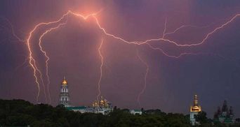 Негода у Києві: 3 райони без світла, зламалася 400-річна липа