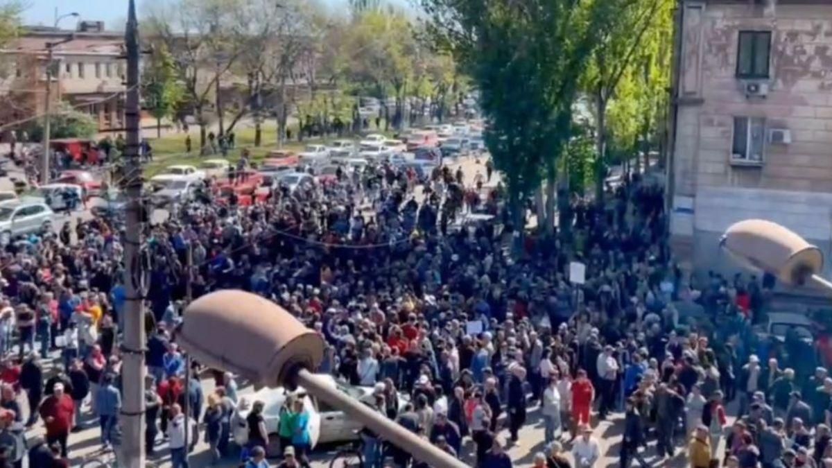 У Маріуполі окупанти цинічно обманули працівників заводу, щоб створити пропагандистське відео У Маріуполі окупанти цинічно обманули працівників заводу, щоб створити пропагандистське відео