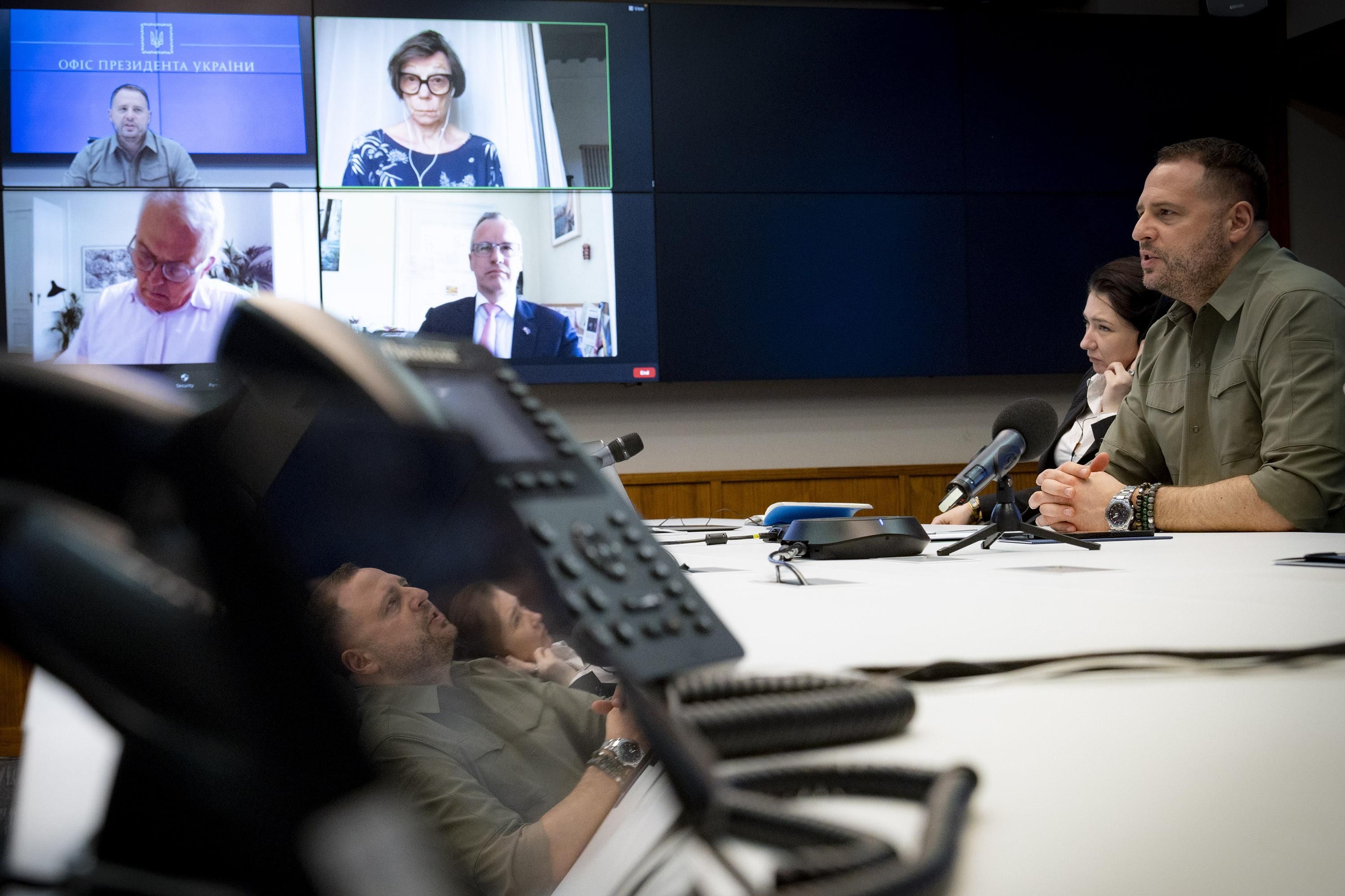 Ермак обсудил с влиятельными чиновниками и дипломатами Европы, как следует дальше давить на Россию Ермак обсудил с влиятельными чиновниками и дипломатами Европы, как следует дальше давить на Россию