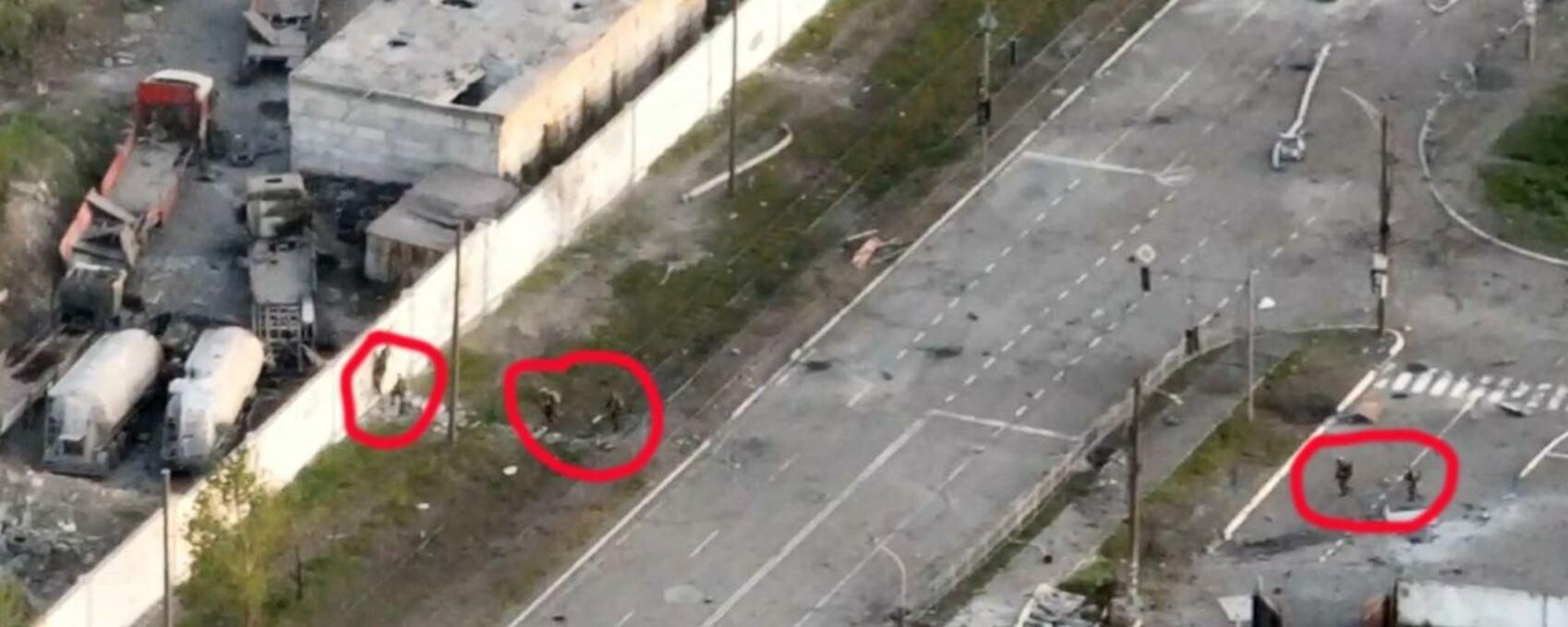 Окупанти під прикриттям обстрілів намагаються по землі прорватись всередину "Азовсталі" Окупанти під прикриттям обстрілів намагаються по землі прорватись всередину "Азовсталі"