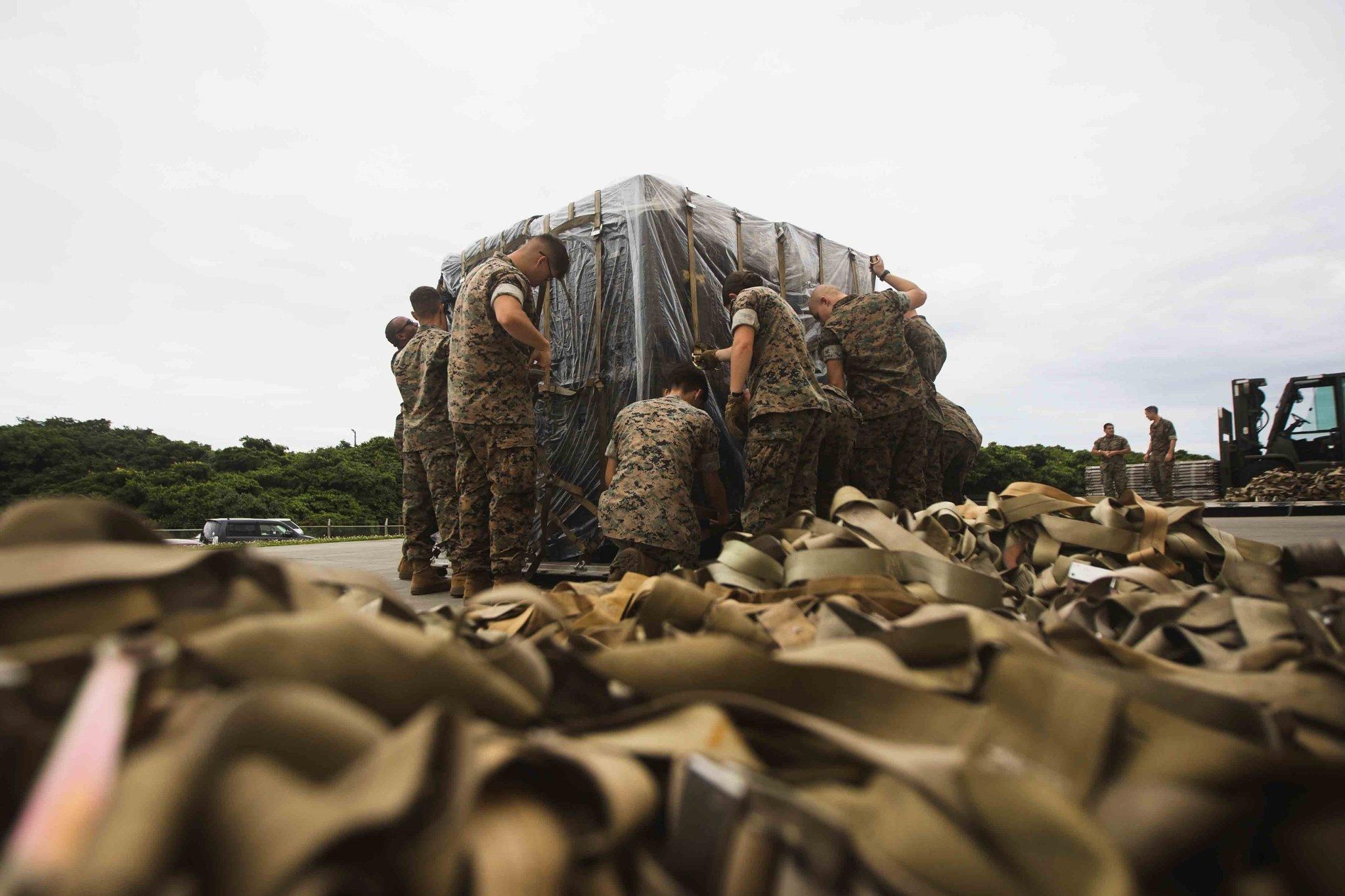 Морські піхотинці США готують піддони з нелетальним обладнанням для оборони України