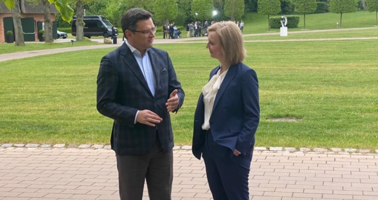 Перед встречей министров G7 Кулеба встретился с Трассом: обсудили новые санкции против России Перед встречей министров G7 Кулеба встретился с Трассом: обсудили новые санкции против России