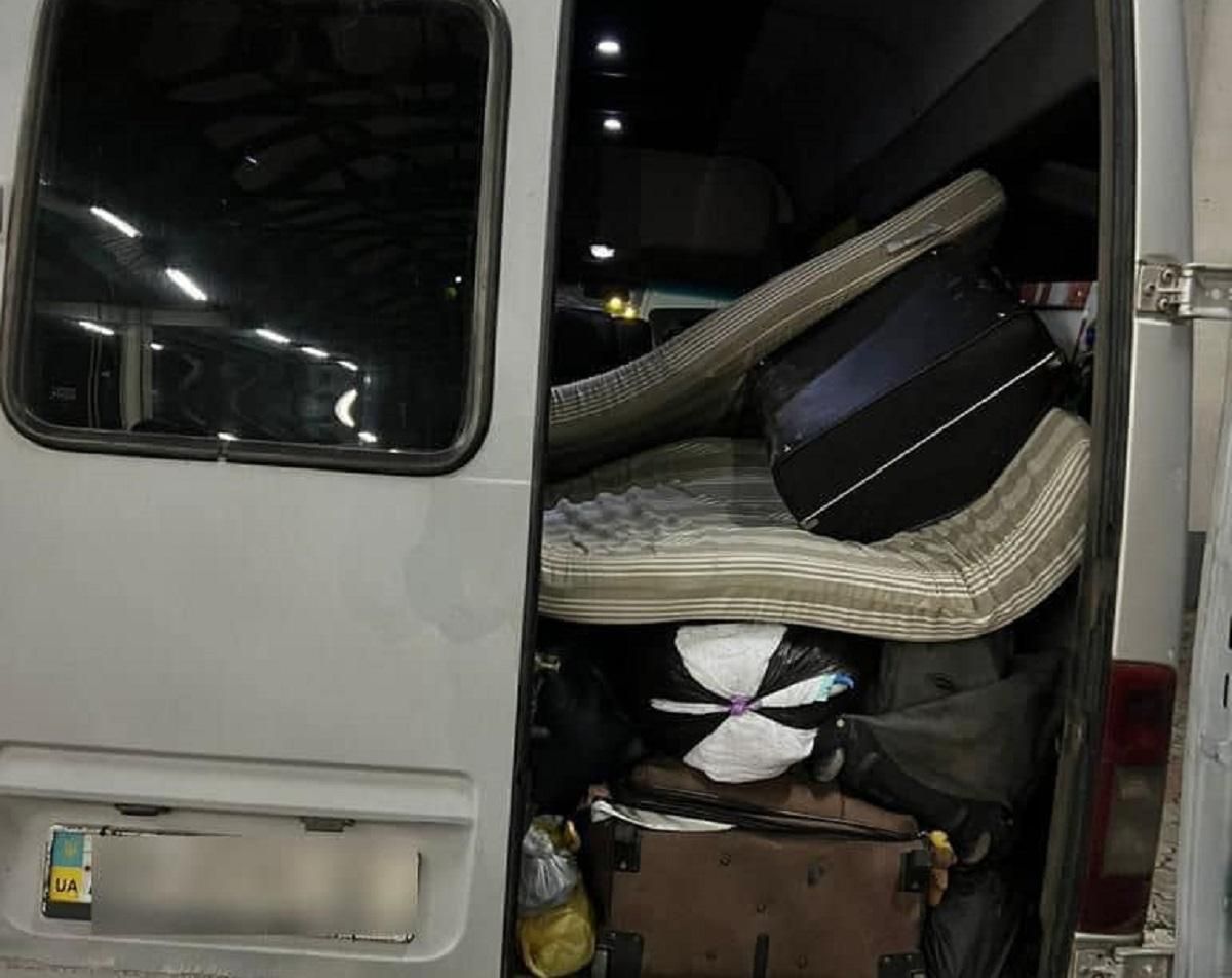 Пытался уехать из Украины, прячась под матрасом: пограничники поймали еще одного уклониста Пытался уехать из Украины, прячась под матрасом: пограничники поймали еще одного уклониста