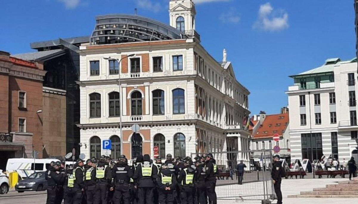 7 человек "Русского союза Латвии" задержали на митинге против сноса памятника "освободителям"