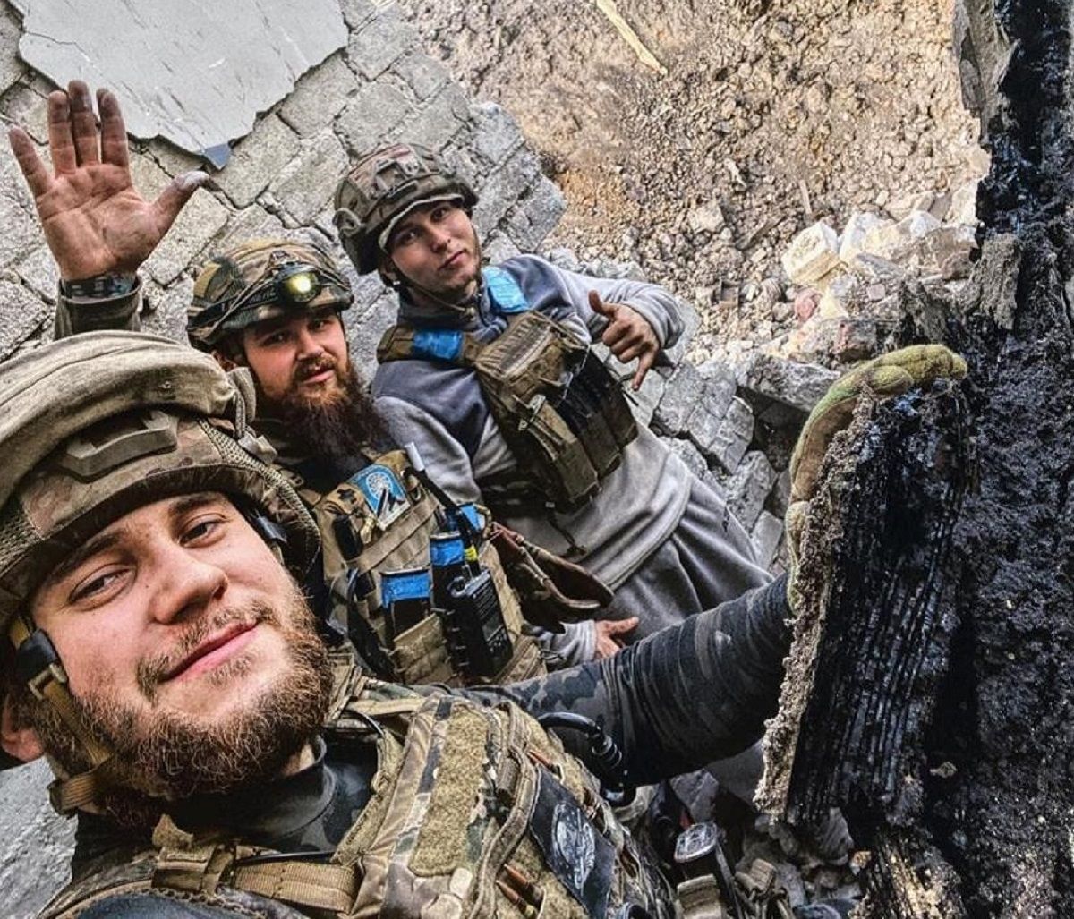 Стомлені, поранені, але незламні: нові щемливі фото мужніх захисників "Азовсталі" Стомлені, поранені, але незламні: нові щемливі фото мужніх захисників "Азовсталі"