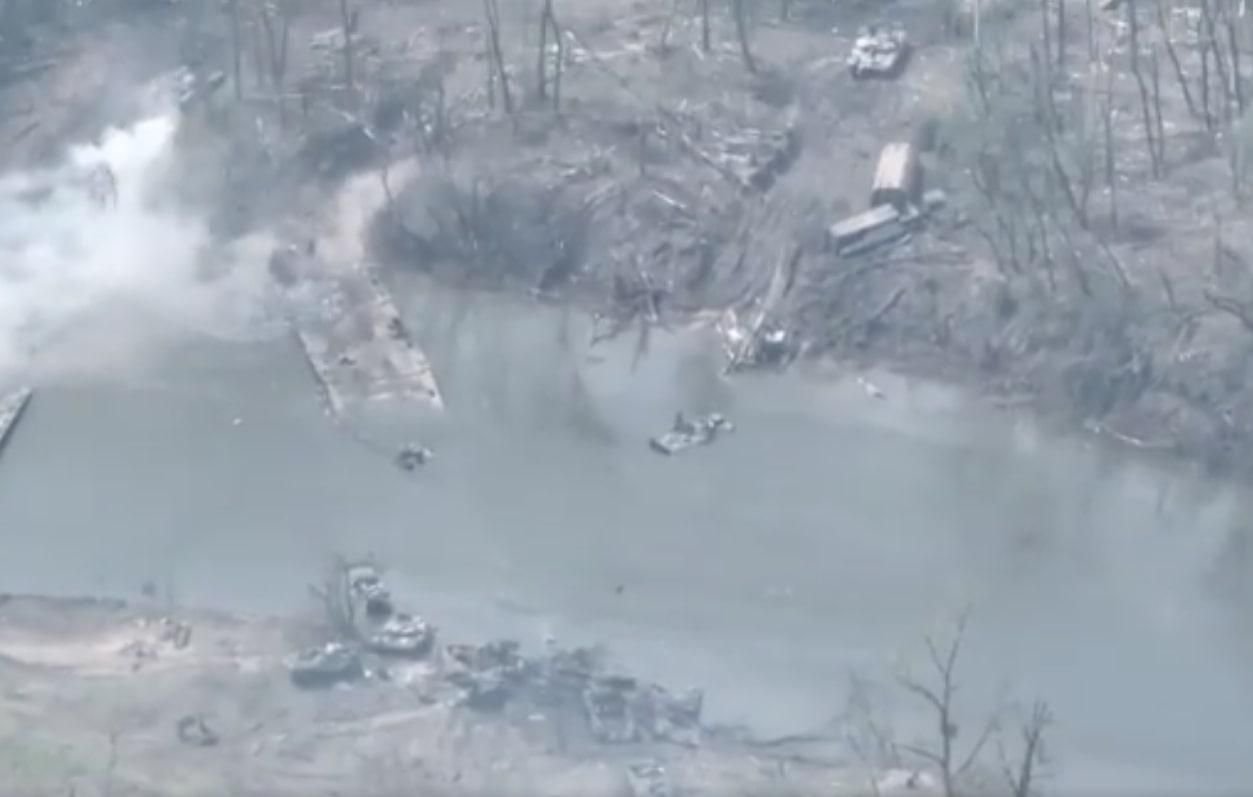 Появилось видео грандиозного разгрома войск России на переправе возле Белогоровки Появилось видео грандиозного разгрома войск России на переправе возле Белогоровки