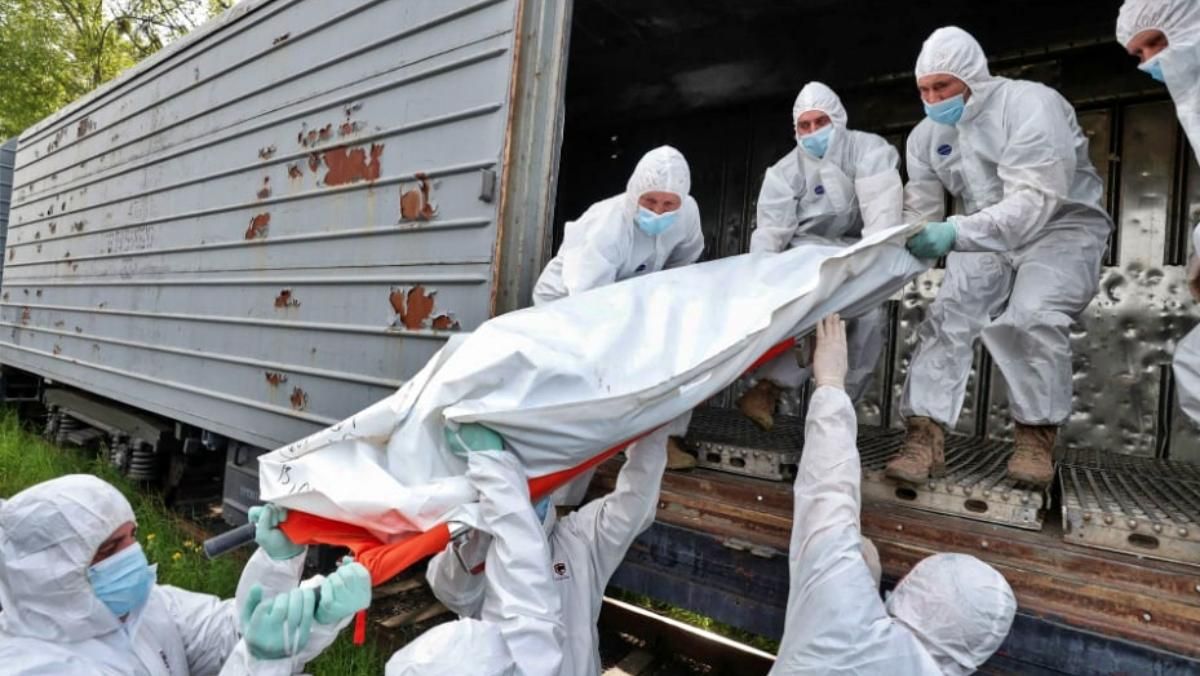 Фото дня: українські військові завантажують мішки з вбитими окупантами у вагон-рефрижератор Фото дня: українські військові завантажують мішки з вбитими окупантами у вагон-рефрижератор