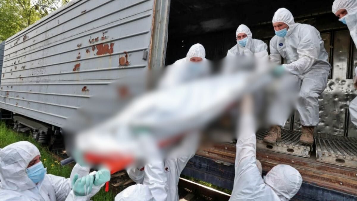 Фото дня: украинские военные загружают мешки с убитыми оккупантами в вагон-рефрижератор Фото дня: украинские военные загружают мешки с убитыми оккупантами в вагон-рефрижератор