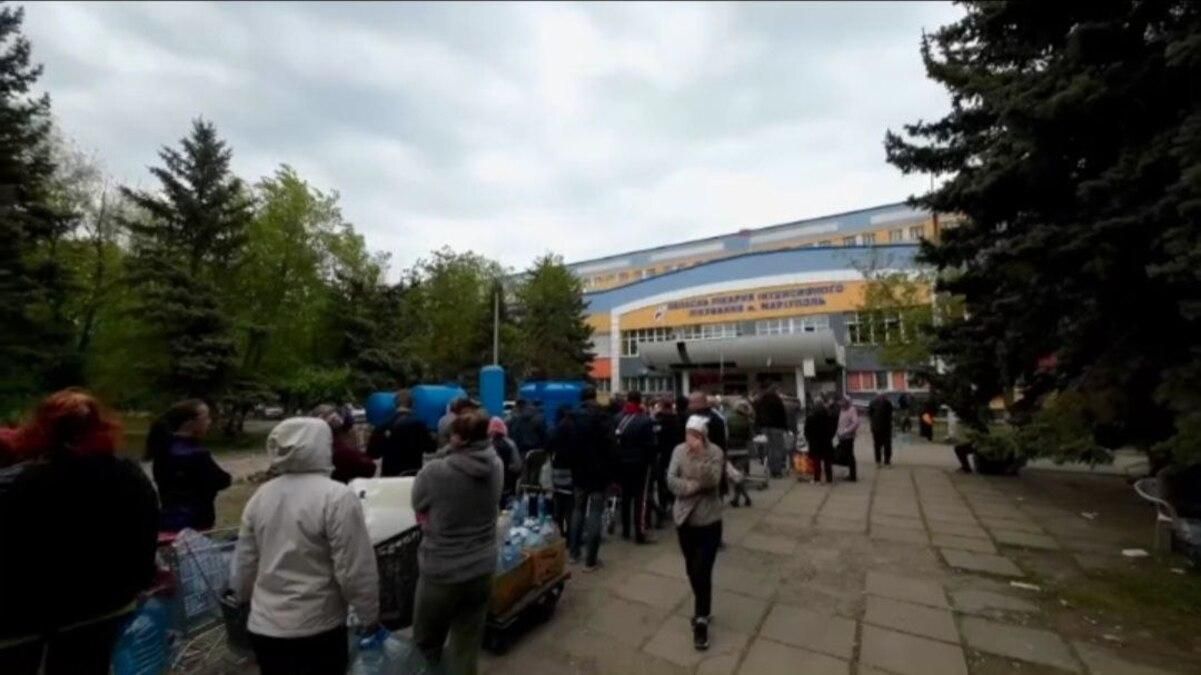 Существенно не хватает воды жителям Мариуполя: видео огромных очередей в городе