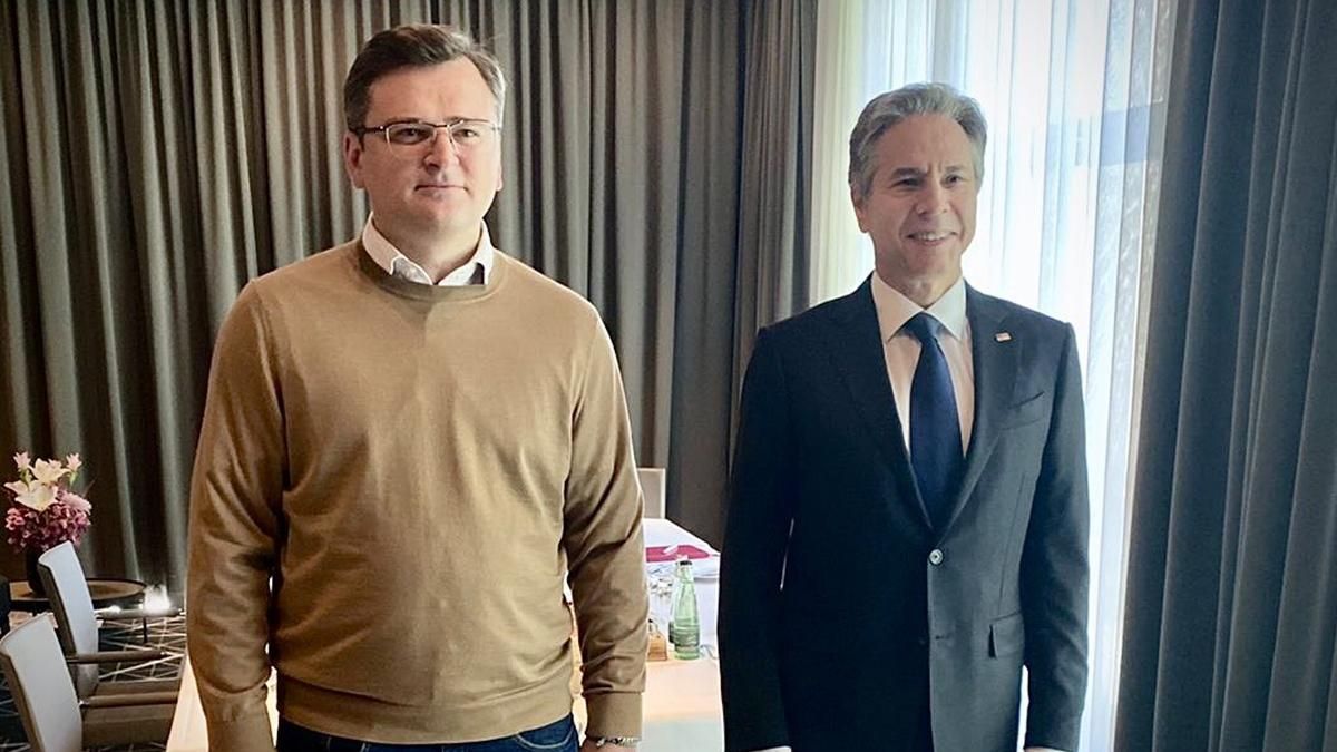 Буде ще більше зброї та допомоги: Кулеба зустрівся з держсекретарем США Блінкеном Буде ще більше зброї та допомоги: Кулеба зустрівся з держсекретарем США Блінкеном