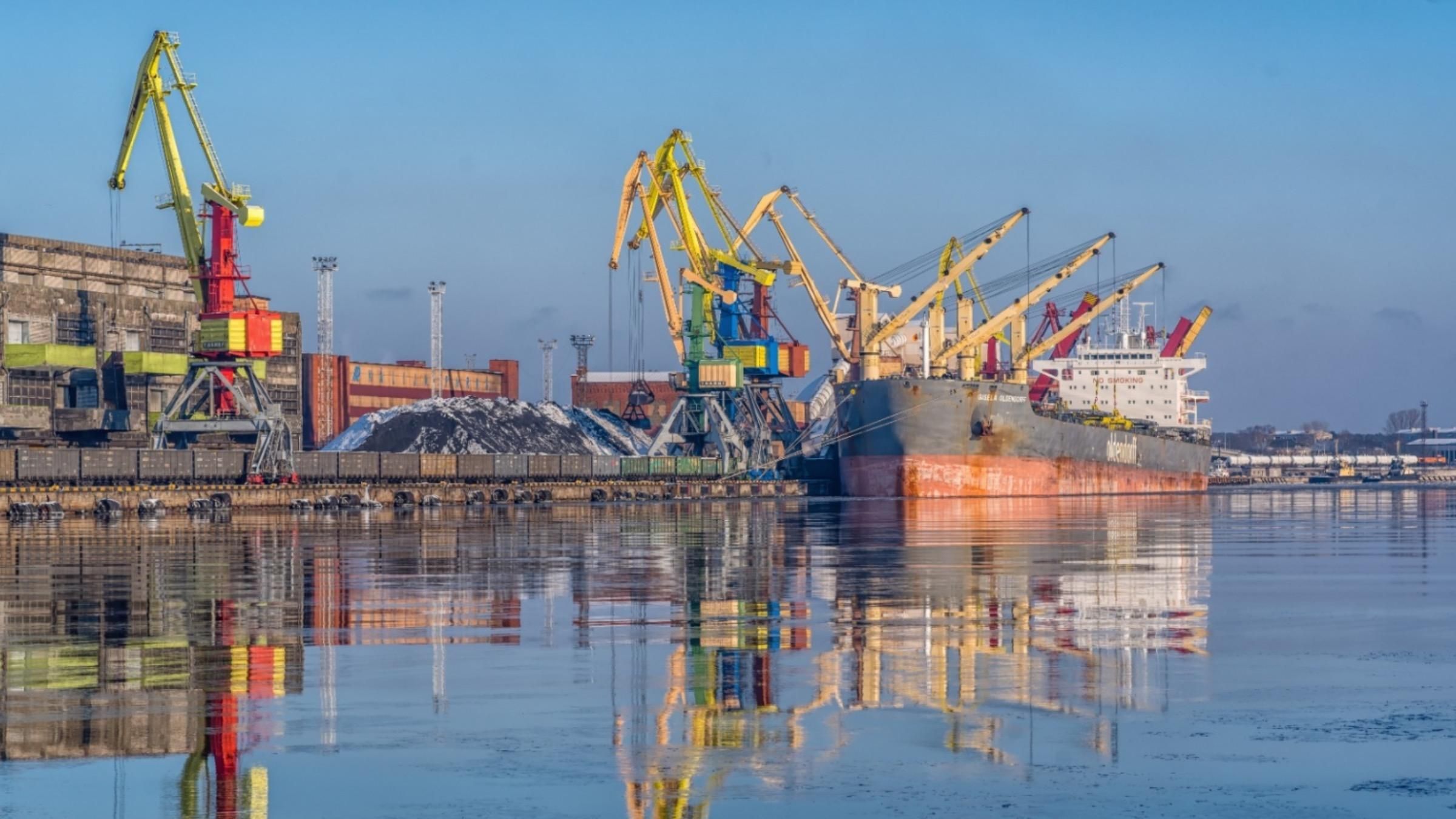 Латвия останавливает железнодорожный транзит белорусских военных грузов в свои порты Латвия останавливает железнодорожный транзит белорусских военных грузов в свои порты