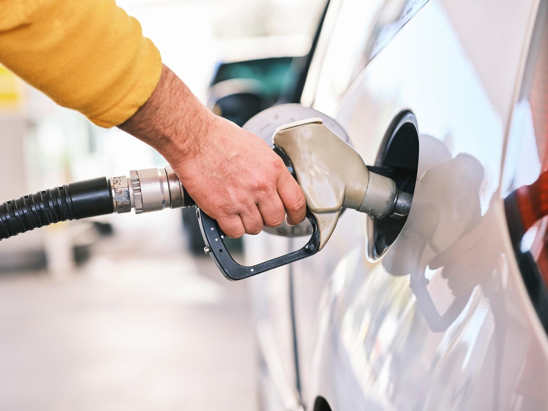 Правительство повысило предельную цену на бензин и уменьшило на дизтопливо