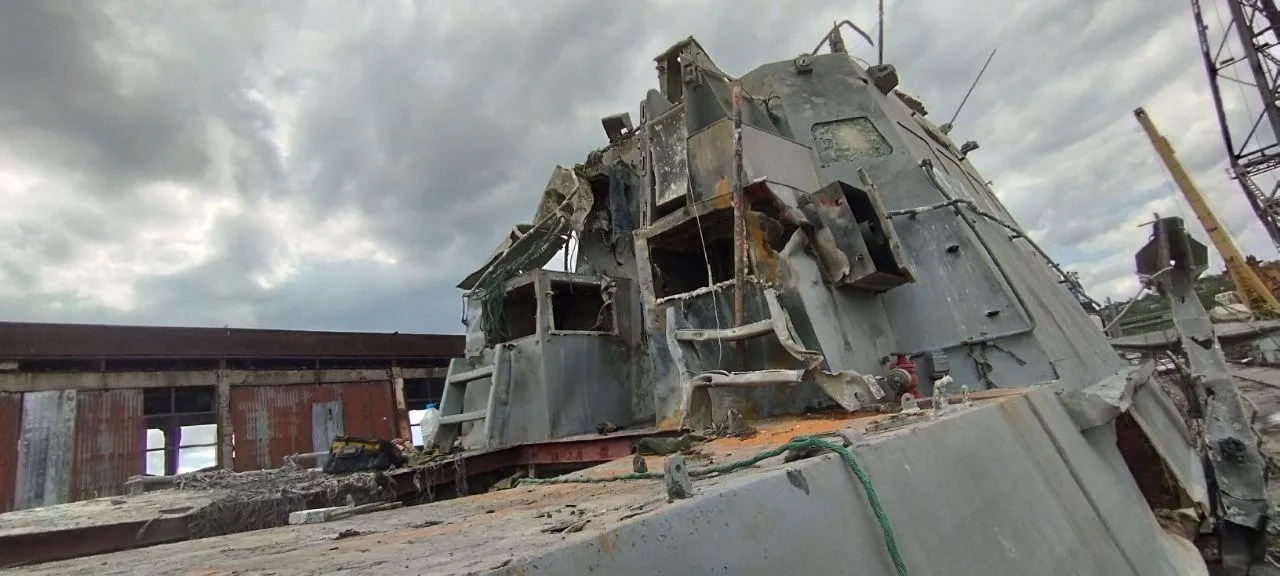 Окупанти підняли з дна український бронекатер Окупанти підняли з дна український бронекатер