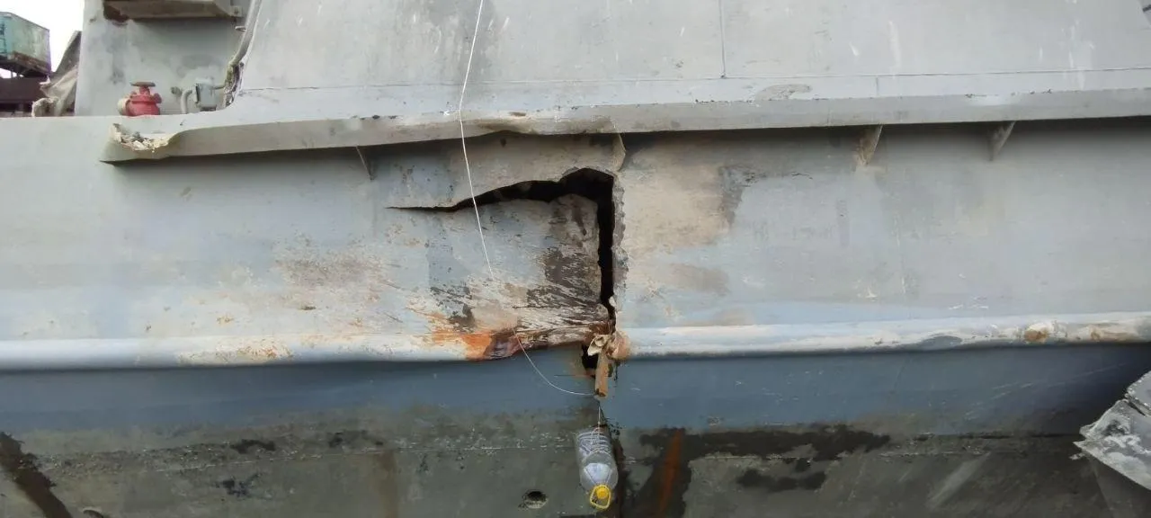 Окупанти підняли з дна український бронекатер Окупанти підняли з дна український бронекатер