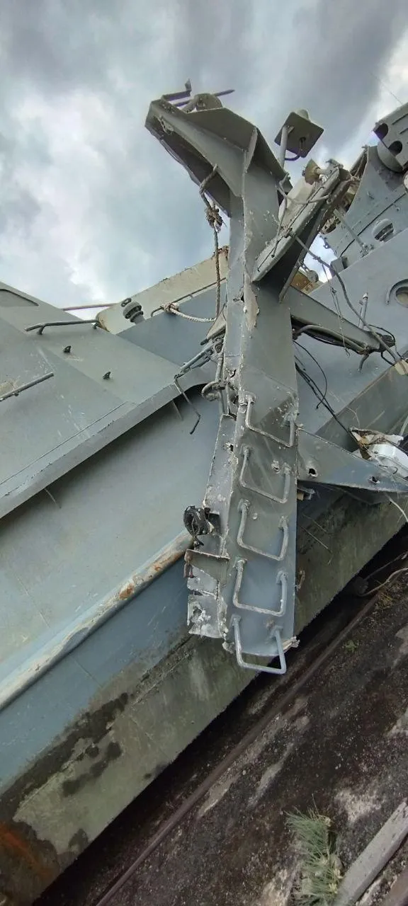 Окупанти підняли з дна український бронекатер Окупанти підняли з дна український бронекатер