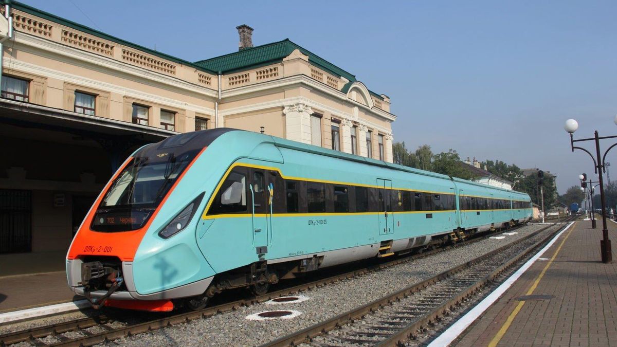 Еще один в Калуш: Укрзализныця возвращает поезд "Прикарпатский экспресс" Львов — Черновцы
