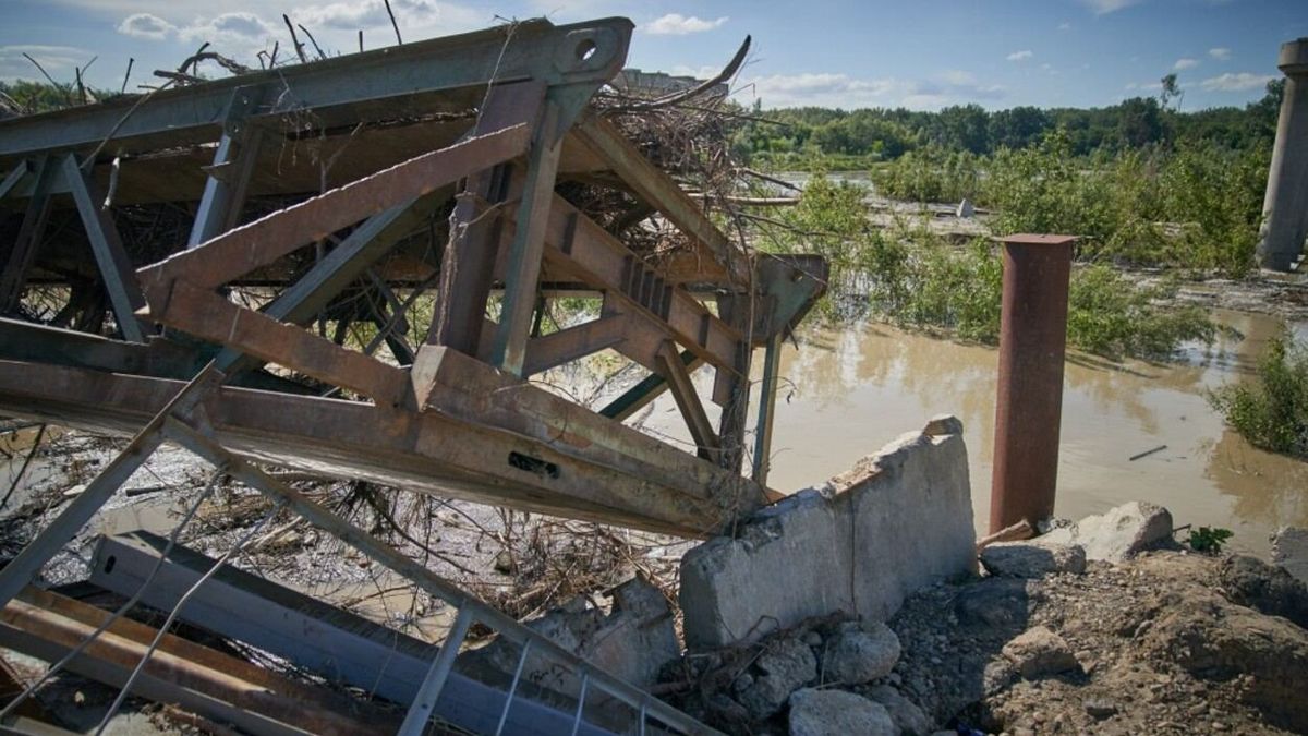 Боятся контрнаступления: оккупанты уничтожили мост на Сумщине и готовятся к обороне в России