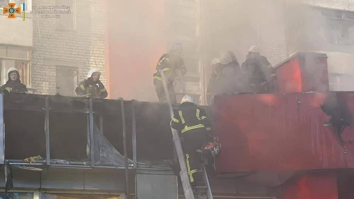 Росіяни обстріляли Миколаїв: спалахнув меблевий магазин та згоріло авто Росіяни обстріляли Миколаїв: спалахнув меблевий магазин та згоріло авто