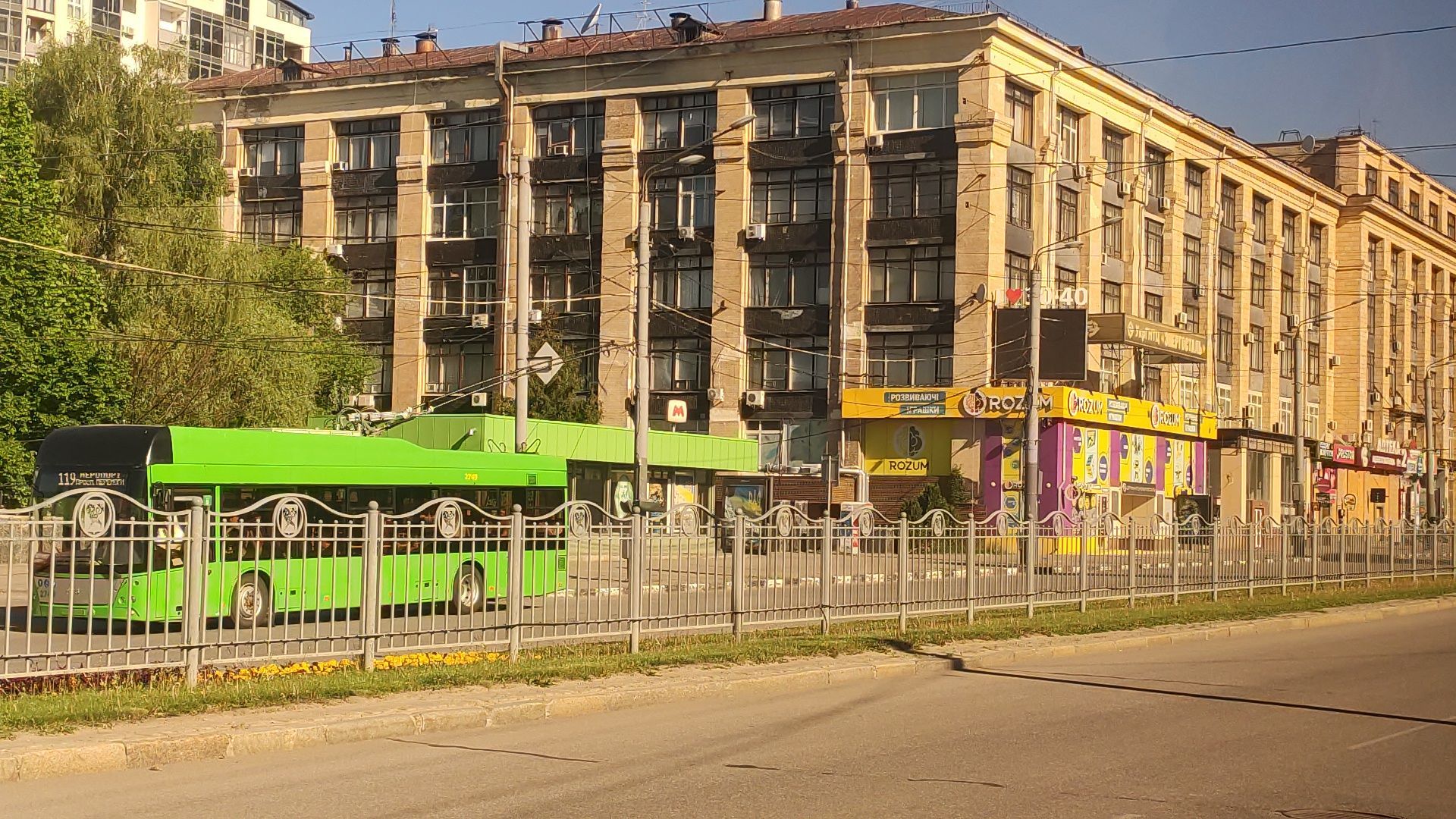 У Харкові після довгої паузи відновили рух транспорту: фото пожвавленого міста У Харкові після довгої паузи відновили рух транспорту: фото пожвавленого міста