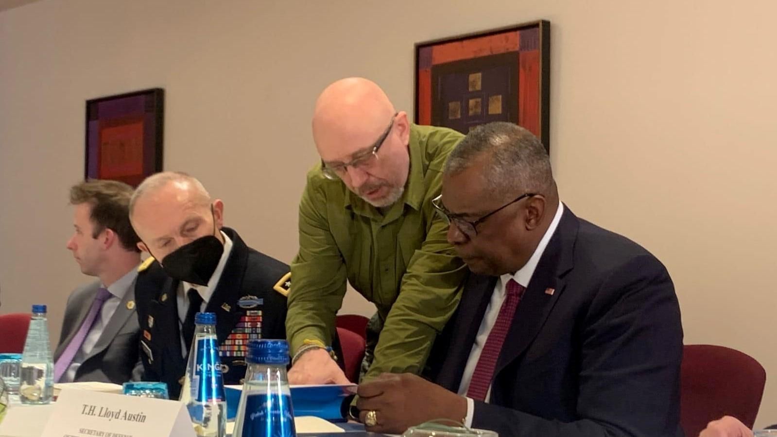 Резніков поговорив з главою Пентагону про його розмову зі Шойгу та американські гаубиці Резніков поговорив з главою Пентагону про його розмову зі Шойгу та американські гаубиці