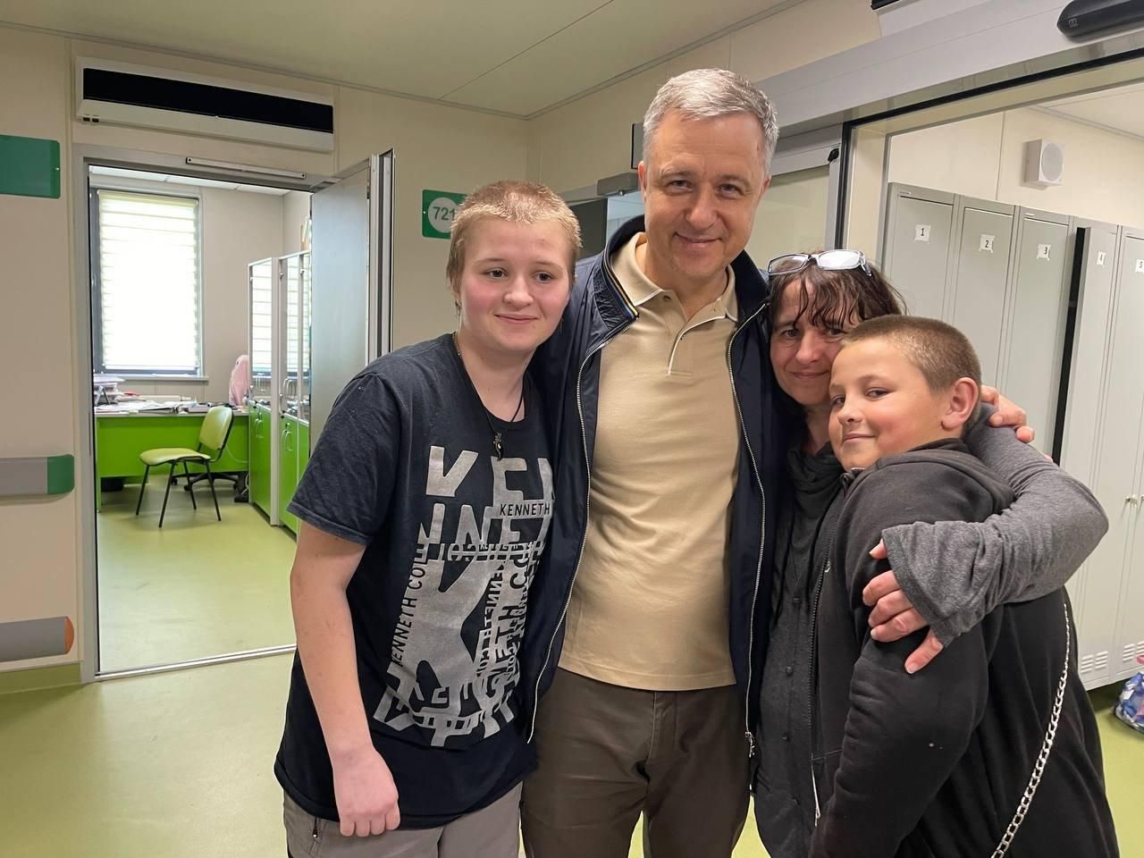 Месяц жила с обломком российского снаряда в голове: 13-летняя София наконец встретилась с братом Месяц жила с обломком российского снаряда в голове: 13-летняя София наконец встретилась с братом