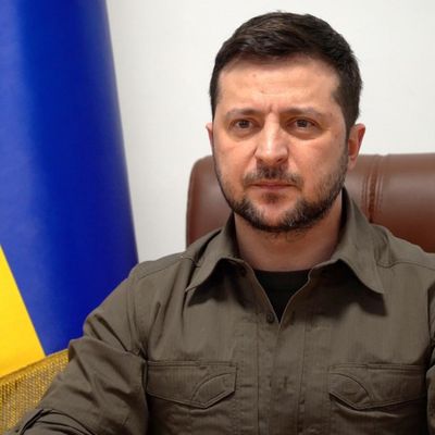 Операция по спасению защитников Мариуполя начата, – Зеленский обратился к украинцам