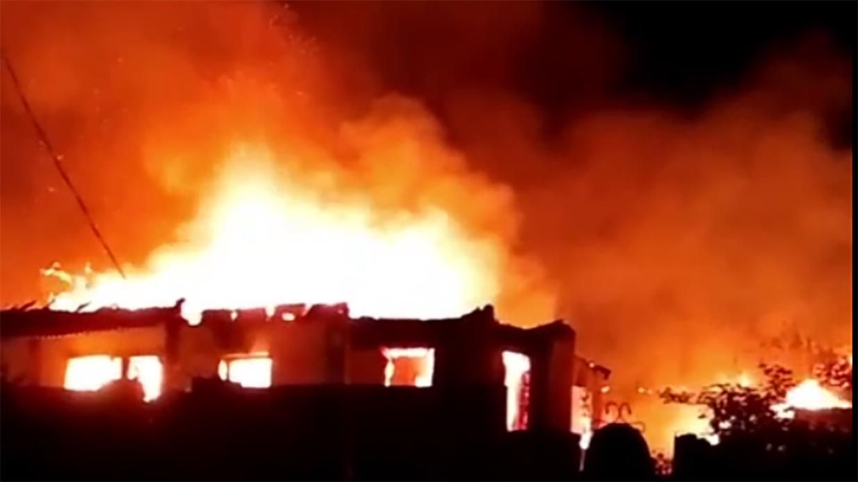 Пылали целые улицы: видео из обстрелянных Горского и Золотого Пылали целые улицы: видео из обстрелянных Горского и Золотого