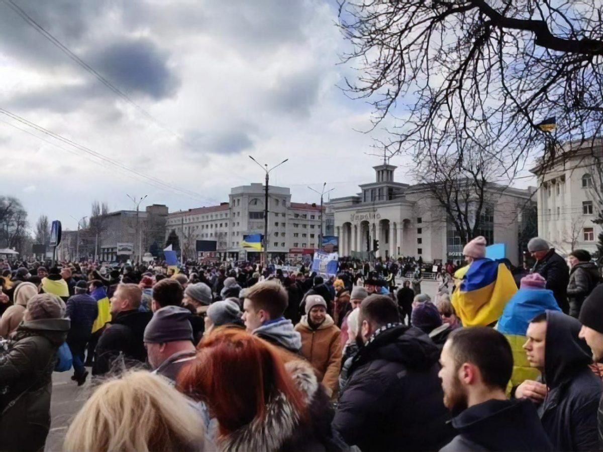 У Херсоні і вдень, і вночі чути вибухи: місцевих просять не виходити на вулицю