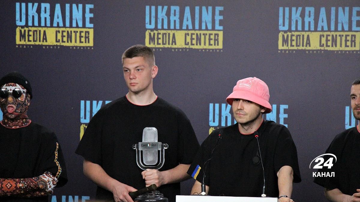 Лідер Kalush Orchestra увіковічив ім'я своєї матері у центрі Львова: відео