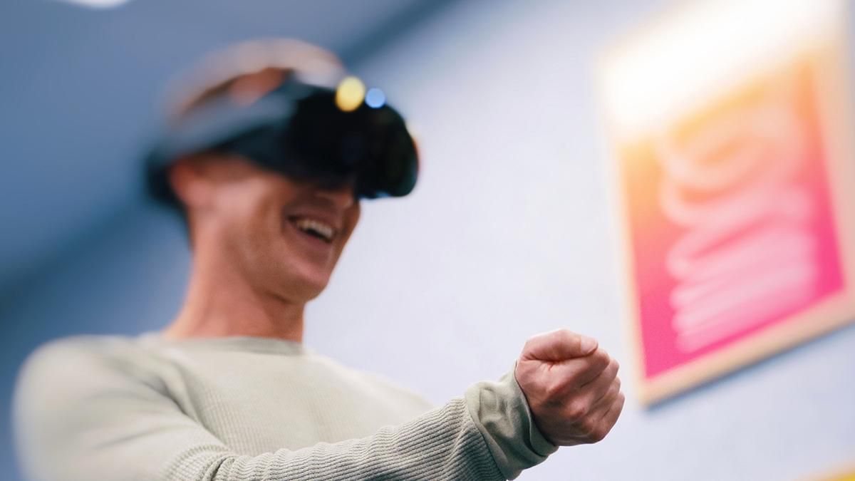 Гарнітура Meta працює одразу з віртуальною і доповненою реальностями Цукерберг показав у роботі - Техно Гарнітура Meta працює одразу з віртуальною і доповненою реальностями Цукерберг показав у роботі - Техно