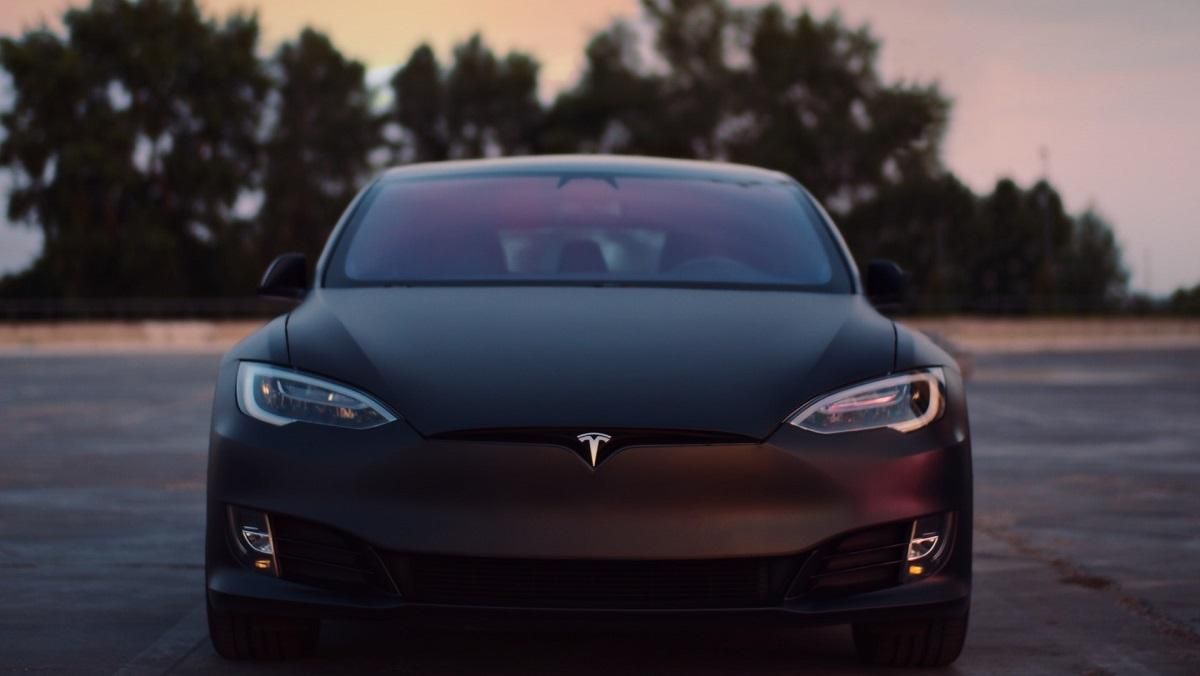 Злоумышленники могут проникнуть внутрь Tesla и завести двигатель из-за  уязвимости Bluetooth - Техно