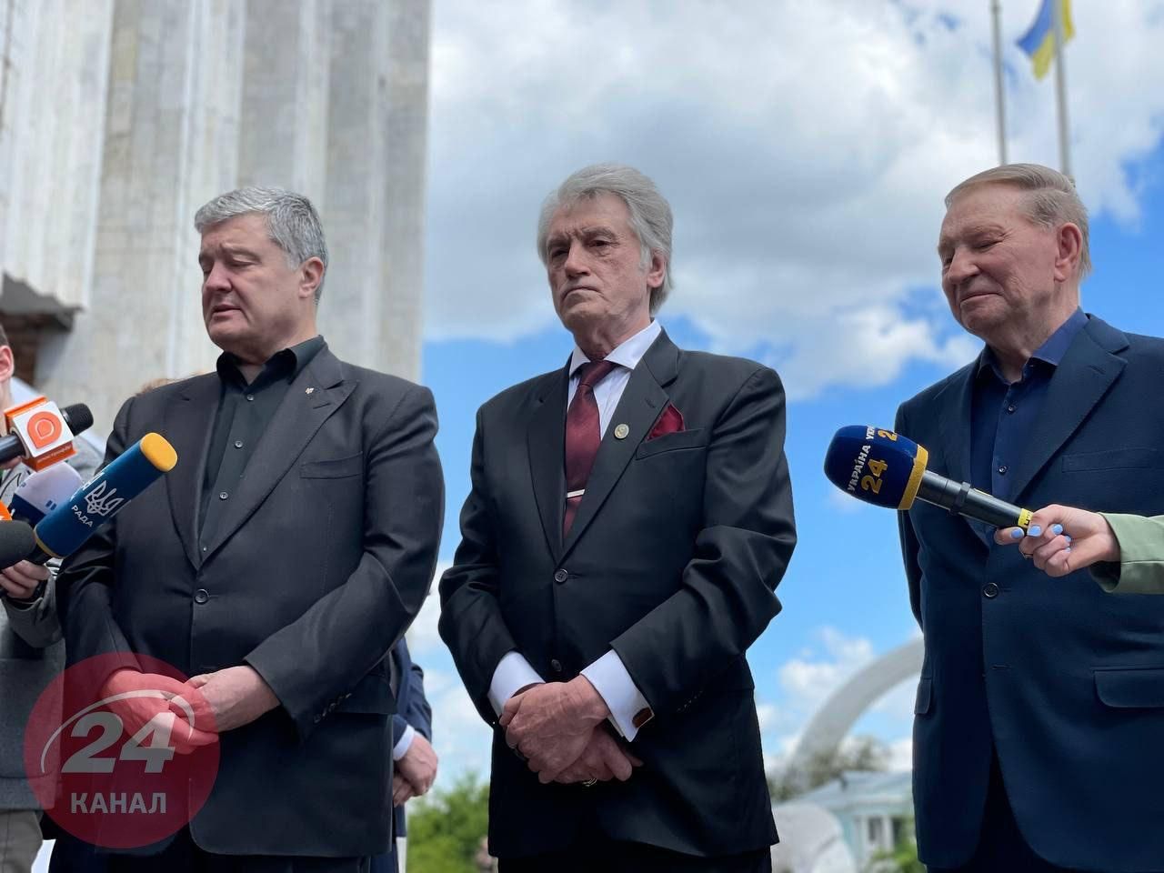 Кучма, Ющенко та Порошенко прийшли на церемонію прощання з Кравчуком: фото