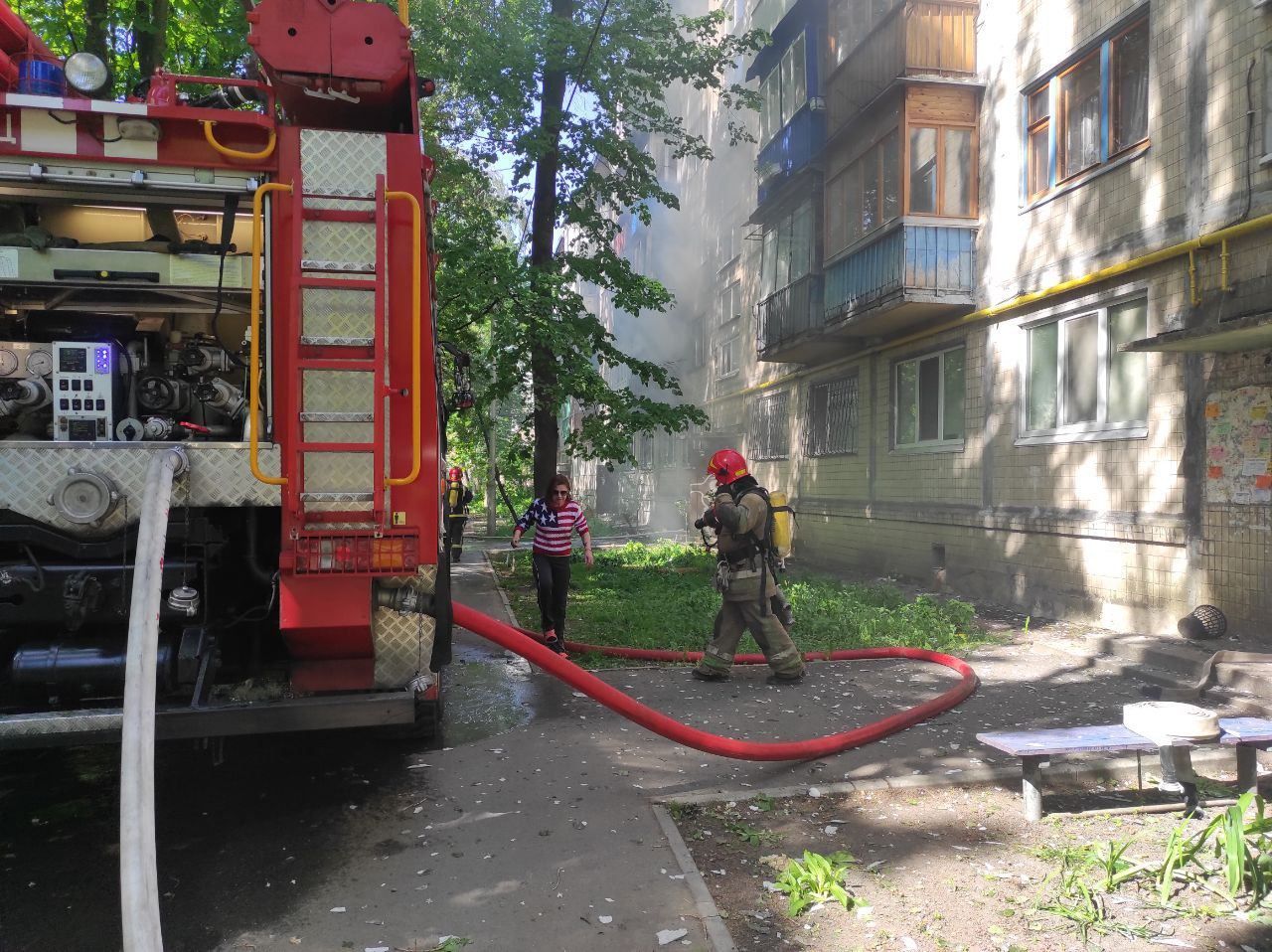 У Києві горить житловий будинок: рятувальники локалізували пожежу