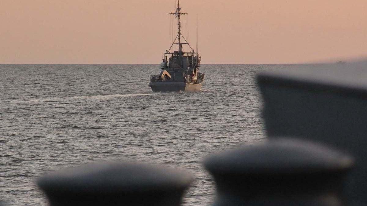 У Чорному морі кораблі ворога намагаються ізолювати райони боїв і блокують цивільні судна У Чорному морі кораблі ворога намагаються ізолювати райони боїв і блокують цивільні судна