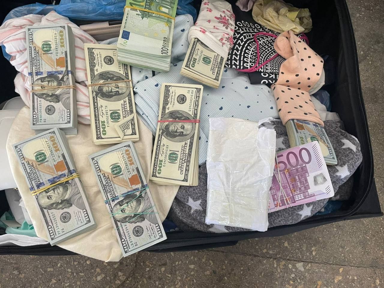 Чоловіки на BMW намагалися вивезти в Румунію понад 33 мільйони Чоловіки на BMW намагалися вивезти в Румунію понад 33 мільйони