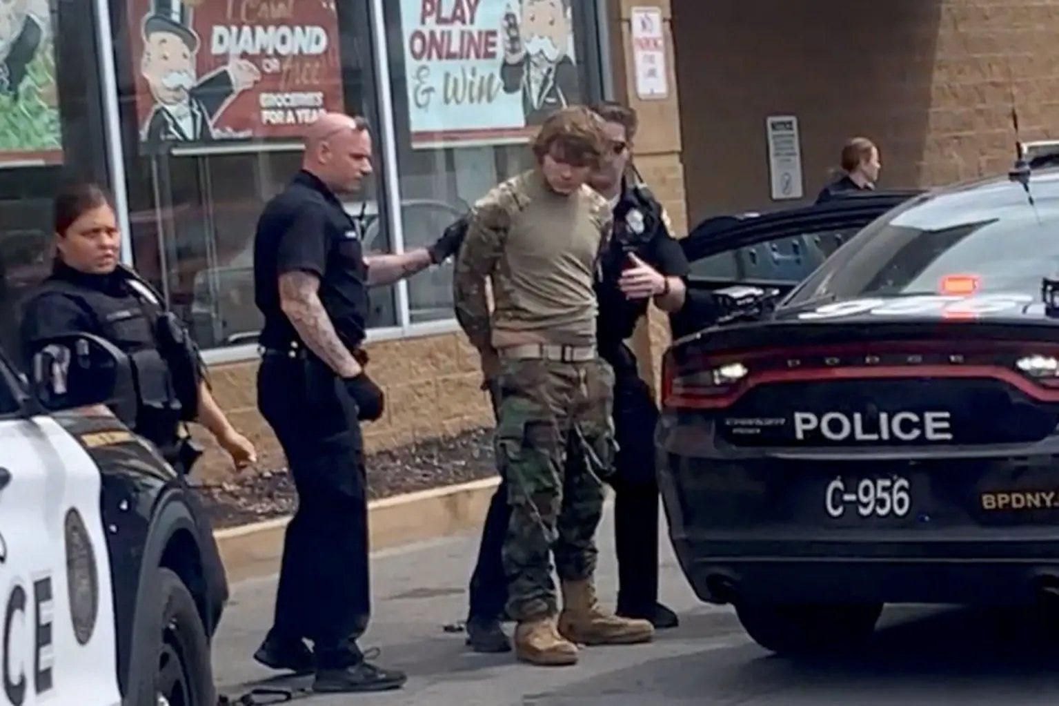 Российская пропаганда распространяет фейк о связи убийцы из Баффало и "Азова" Российская пропаганда распространяет фейк о связи убийцы из Баффало и "Азова"