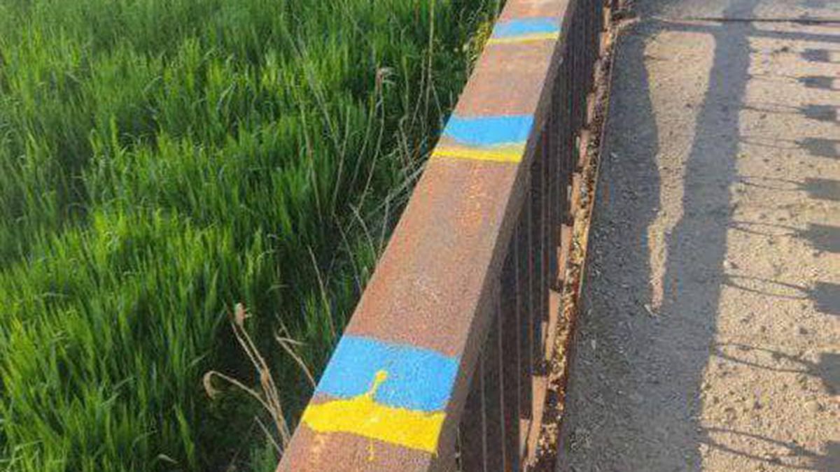 На улицах оккупированного Донецка появились нарисованные украинские флаги На улицах оккупированного Донецка появились нарисованные украинские флаги