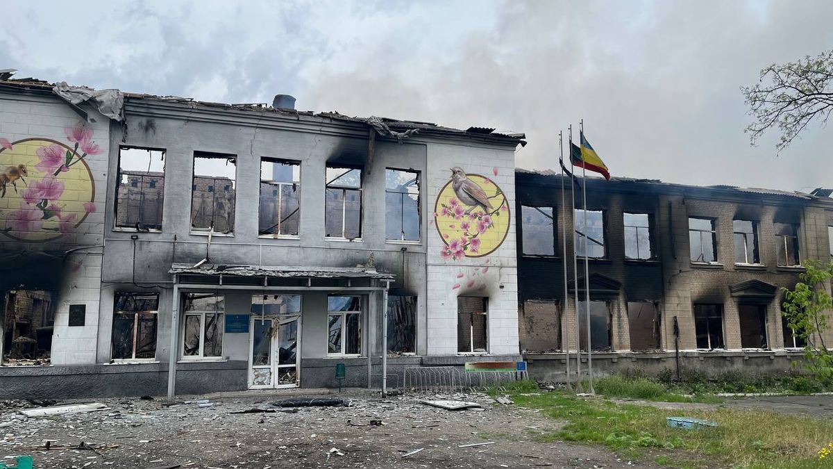 Окупанти обстріляли фосфорними боєприпасами школу в Авдіївці: заклад згорів ущент