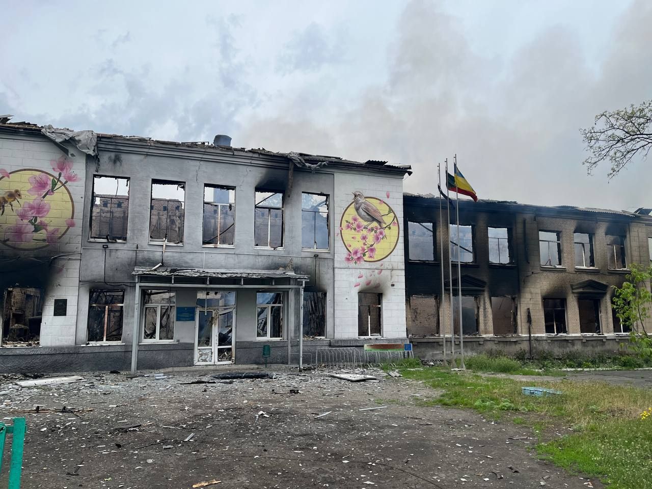 Оккупанты обстреляли фосфорными боеприпасами школу в Авдеевке: заведение сгорело дотла