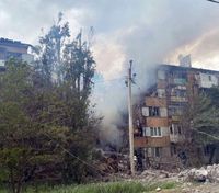 Россияне обстреляли Бахмут: обрушилась 5-этажка, есть погибший и 9-летний пострадавший