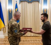 Зеленский вручил ордена "Золотая Звезда" украинским воинам, имеющим звание Героя Украины