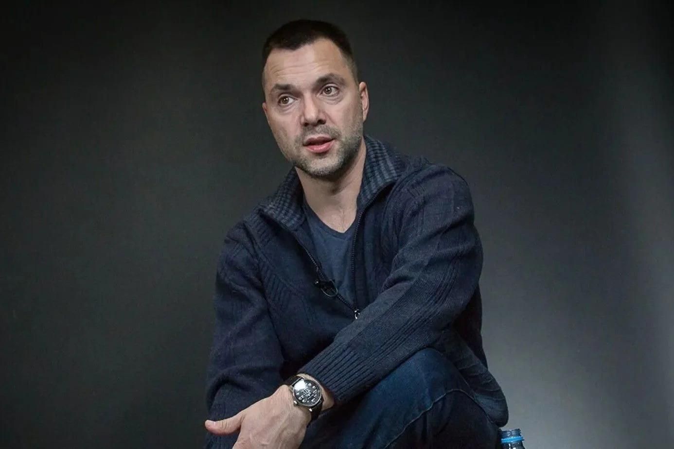 Арестович предположил, на какие направления Путин перебросит войска из Мариуполя Арестович предположил, на какие направления Путин перебросит войска из Мариуполя