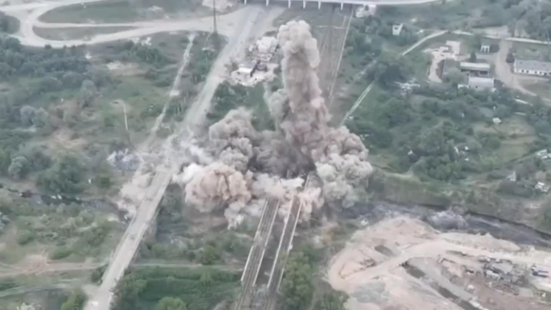 Как украинские воины уничтожили мосты возле Рубежного, чтобы остановить россиян: зрелищное видео Как украинские воины уничтожили мосты возле Рубежного, чтобы остановить россиян: зрелищное видео