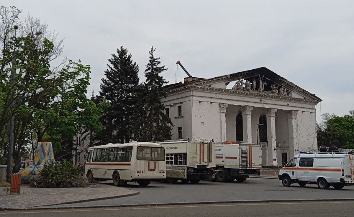 З-під завалів Маріупольського драмтеатру окупанти вже кілька днів вивозять тіла загиблих