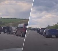 Перед блокпостом у Василівці окупанти тримають тисячі автівок: всередині жінки і діти