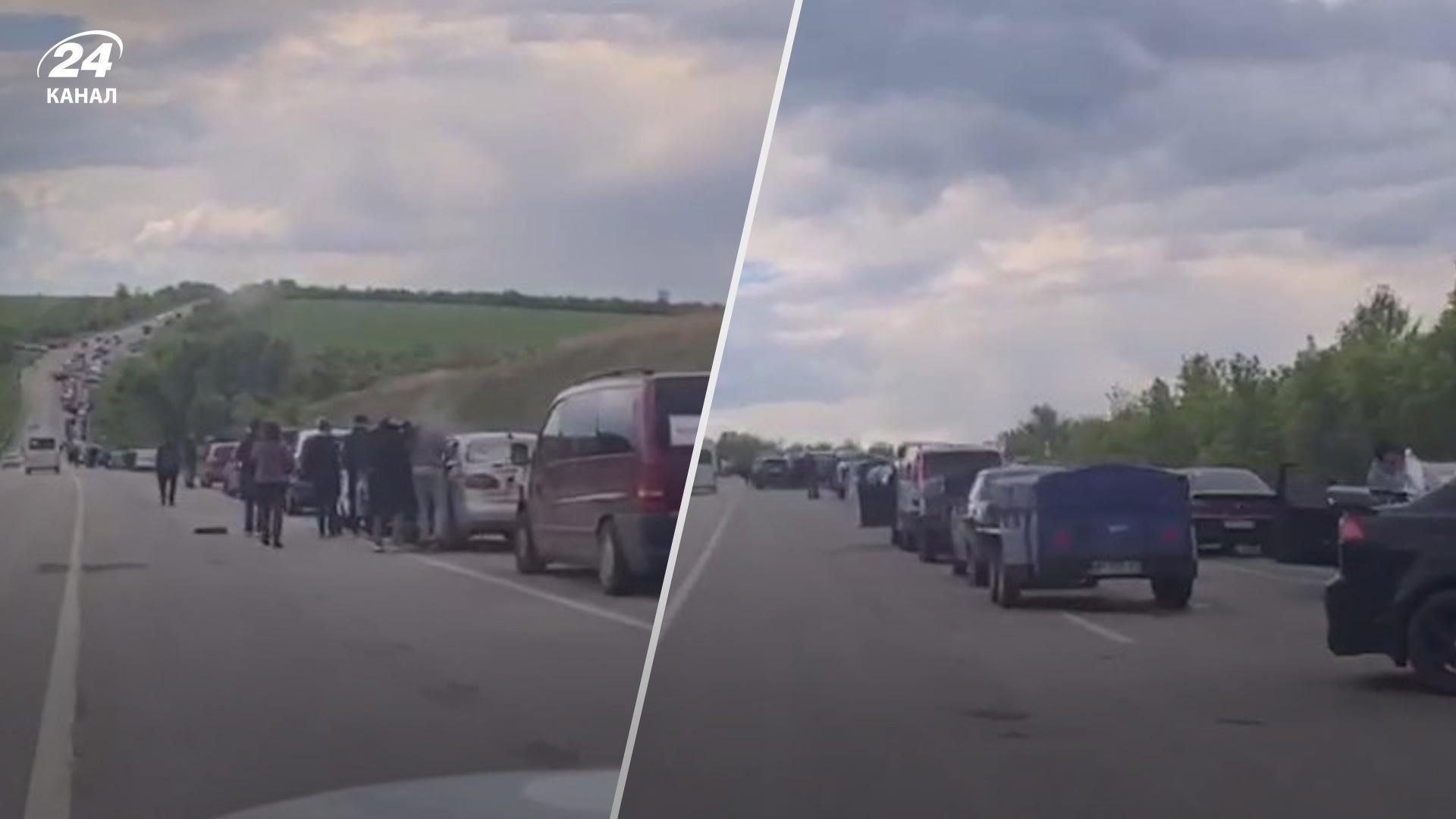 Перед блокпостом у Василівці окупанти тримають тисячі автівок: всередині жінки і діти