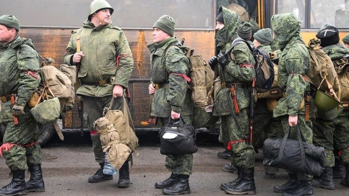 Для участі у війні: окупанти звільняють ув'язнених вбивць та відправляють їх на Донбас